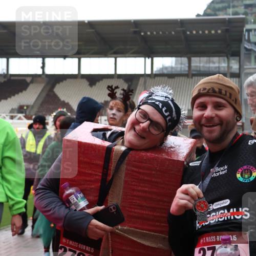 07.12.2025 - St. Pauli X-Mass-Run No. 15 Luisa Fischer http://msf.ph/oto/9390124 07.12.2025 12:10:22 Ziel 252, 15, 1910, 1, 15, 27, 830, 835, 1494, 3374, 3375, 3376, 3462, 3744, 3746, 3760, 4313, 4315 meine-sportfotos.de
