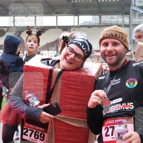 07.12.2025 - St. Pauli X-Mass-Run No. 15 Luisa Fischer http://msf.ph/oto/9390127 07.12.2025 12:10:23 Ziel 15, 2769, 1910, 0, 15, 27, 830, 835, 1494, 3374, 3375, 3376, 3462, 3744, 3746, 3760, 4313, 4315 meine-sportfotos.de