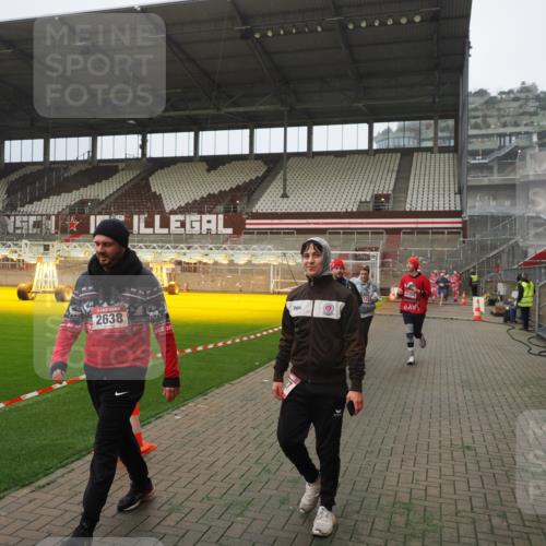 07.12.2025 - St. Pauli X-Mass-Run No. 15 Fabian Wolf http://msf.ph/oto/9390129 07.12.2025 10:23:03 Ziel 1996, 2123, 2304, 2638, 3780, 4287 meine-sportfotos.de