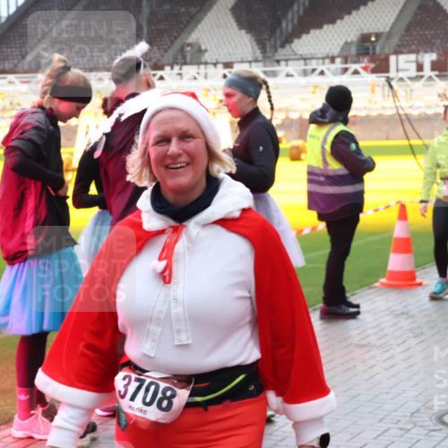 07.12.2025 - St. Pauli X-Mass-Run No. 15 Luisa Fischer http://msf.ph/oto/9390134 07.12.2025 12:10:49 Ziel 3708, 138, 140, 208, 223, 224, 1036, 1037, 1450, 1728, 1731, 1845, 3374, 3375, 3376, 3462, 3701, 3760, 3840, 3841, 4257, 4259, 4262, 4280, 4281, 4745, 4826, 4827, 4831, 4833, 4834, 4836 meine-sportfotos.de