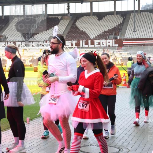 07.12.2025 - St. Pauli X-Mass-Run No. 15 Luisa Fischer http://msf.ph/oto/9390147 07.12.2025 12:10:53 Ziel 1, 196, 15, 4197, 2509, 98, 208, 223, 224, 1036, 1037, 1450, 1728, 1731, 1845, 3374, 3375, 3376, 3701, 3760, 3840, 3841, 4257, 4259, 4262, 4280, 4281, 4745, 4826, 4827, 4831, 4833, 4834, 4836 meine-sportfotos.de