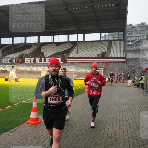 07.12.2025 - St. Pauli X-Mass-Run No. 15 Fabian Wolf http://msf.ph/oto/9390153 07.12.2025 10:23:05 Ziel 1996, 2123, 2304, 2638, 3078, 3079 meine-sportfotos.de