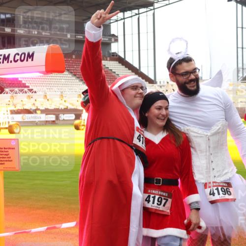 07.12.2025 - St. Pauli X-Mass-Run No. 15 Luisa Fischer http://msf.ph/oto/9390165 07.12.2025 12:11:12 Ziel 41, 15, 4197, 5, 4196, 208, 223, 224, 1036, 1037, 1450, 1728, 1731, 1780, 1845, 3701, 3840, 3841, 4257, 4259, 4262, 4280, 4281, 4745, 4826, 4827, 4831, 4833, 4834, 4836 meine-sportfotos.de