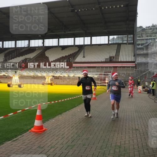 07.12.2025 - St. Pauli X-Mass-Run No. 15 Fabian Wolf http://msf.ph/oto/9390177 07.12.2025 10:23:10 Ziel 1996, 2123, 2304, 2508, 2511, 2638, 3052, 3078, 3079 meine-sportfotos.de