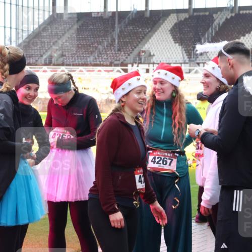 07.12.2025 - St. Pauli X-Mass-Run No. 15 Luisa Fischer http://msf.ph/oto/9390189 07.12.2025 12:11:36 Ziel 4260, 41, 15, 4267, 440, 1780, 2393, 2394, 3758, 4180, 4188, 4398, 4400 meine-sportfotos.de