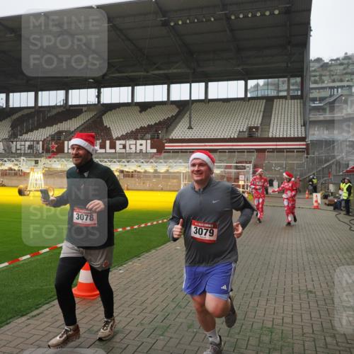 07.12.2025 - St. Pauli X-Mass-Run No. 15 Fabian Wolf http://msf.ph/oto/9390193 07.12.2025 10:23:11 Ziel 1996, 2123, 2304, 2508, 2511, 2638, 3052, 3078, 3079 meine-sportfotos.de
