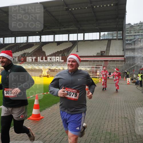 07.12.2025 - St. Pauli X-Mass-Run No. 15 Fabian Wolf http://msf.ph/oto/9390196 07.12.2025 10:23:11 Ziel 1996, 2123, 2304, 2508, 2511, 2638, 3052, 3078, 3079 meine-sportfotos.de