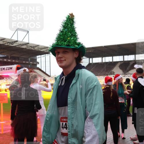 07.12.2025 - St. Pauli X-Mass-Run No. 15 Luisa Fischer http://msf.ph/oto/9390202 07.12.2025 12:11:41 Ziel 44, 1267, 43, 1780, 2393, 2394, 3758, 4180, 4188, 4398, 4400 meine-sportfotos.de