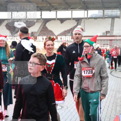 07.12.2025 - St. Pauli X-Mass-Run No. 15 Luisa Fischer http://msf.ph/oto/9390209 07.12.2025 12:11:44 Ziel 67, 1, 15, 1728, 3947, 1780, 2393, 2394, 3758, 4180, 4188, 4398, 4400 meine-sportfotos.de