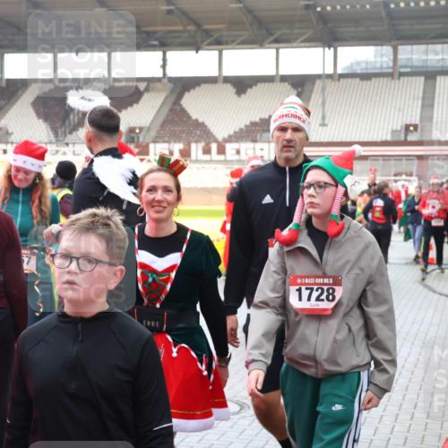 07.12.2025 - St. Pauli X-Mass-Run No. 15 Luisa Fischer http://msf.ph/oto/9390211 07.12.2025 12:11:44 Ziel 15, 1728, 3947, 1780, 2393, 2394, 3758, 4180, 4188, 4398, 4400 meine-sportfotos.de