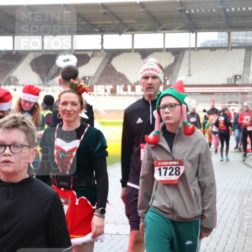 07.12.2025 - St. Pauli X-Mass-Run No. 15 Luisa Fischer http://msf.ph/oto/9390212 07.12.2025 12:11:45 Ziel 1260, 15, 5, 1728, 394, 1780, 2393, 2394, 3758, 4167, 4180, 4188, 4398, 4400 meine-sportfotos.de