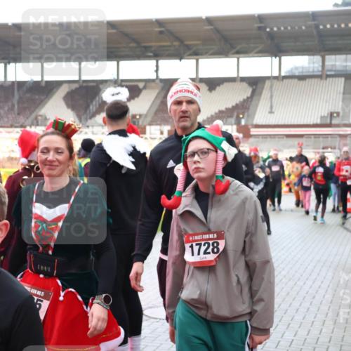 07.12.2025 - St. Pauli X-Mass-Run No. 15 Luisa Fischer http://msf.ph/oto/9390213 07.12.2025 12:11:45 Ziel 1441, 5, 15, 1728, 3947, 1780, 2393, 2394, 3758, 4167, 4180, 4188, 4398, 4400 meine-sportfotos.de