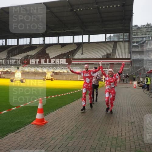 07.12.2025 - St. Pauli X-Mass-Run No. 15 Fabian Wolf http://msf.ph/oto/9390214 07.12.2025 10:23:13 Ziel 1996, 2123, 2304, 2508, 2511, 3052, 3078, 3079 meine-sportfotos.de