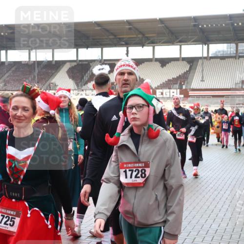07.12.2025 - St. Pauli X-Mass-Run No. 15 Luisa Fischer http://msf.ph/oto/9390215 07.12.2025 12:11:45 Ziel 426, 15, 1725, 15, 1728, 807, 775, 3947, 1780, 2393, 2394, 3758, 4167, 4180, 4188, 4398, 4400 meine-sportfotos.de