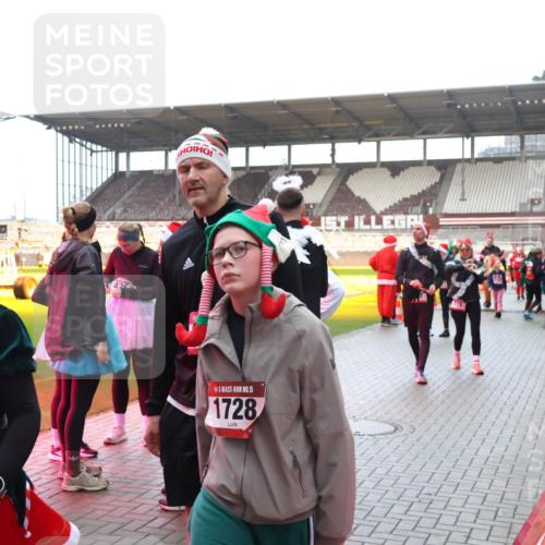 07.12.2025 - St. Pauli X-Mass-Run No. 15 Luisa Fischer http://msf.ph/oto/9390218 07.12.2025 12:11:46 Ziel 1441, 1725, 426, 15, 1728, 3947, 1780, 2393, 2394, 3758, 4163, 4165, 4166, 4167, 4168, 4180, 4188, 4279, 4398, 4400 meine-sportfotos.de