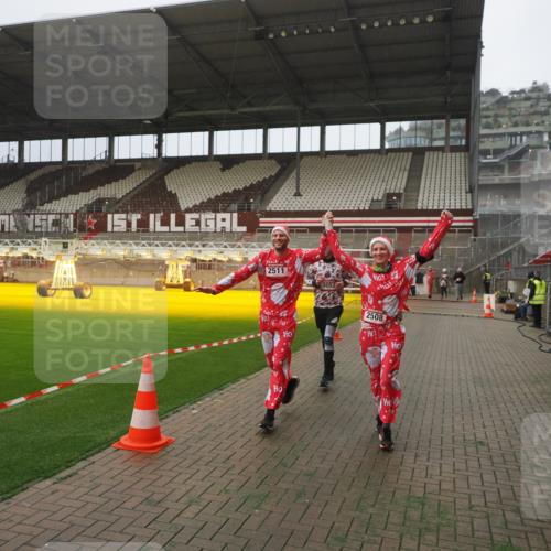 07.12.2025 - St. Pauli X-Mass-Run No. 15 Fabian Wolf http://msf.ph/oto/9390220 07.12.2025 10:23:14 Ziel 1996, 2123, 2304, 2508, 2511, 3052, 3078, 3079 meine-sportfotos.de