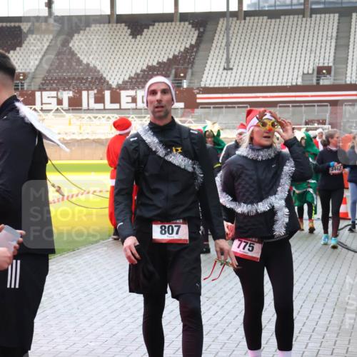 07.12.2025 - St. Pauli X-Mass-Run No. 15 Luisa Fischer http://msf.ph/oto/9390230 07.12.2025 12:11:50 Ziel 807, 775, 3462, 3460, 1780, 2393, 2394, 3758, 4163, 4165, 4166, 4167, 4168, 4180, 4188, 4268, 4270, 4278, 4279, 4398, 4400 meine-sportfotos.de