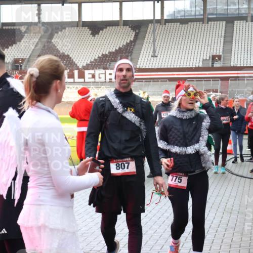 07.12.2025 - St. Pauli X-Mass-Run No. 15 Luisa Fischer http://msf.ph/oto/9390232 07.12.2025 12:11:50 Ziel 428, 3462, 3460, 15, 267, 15, 807, 775, 1780, 2393, 2394, 3758, 4163, 4165, 4166, 4167, 4168, 4180, 4188, 4268, 4270, 4278, 4279, 4398, 4400 meine-sportfotos.de