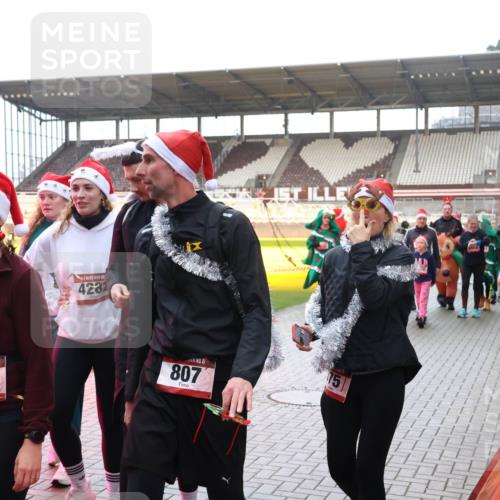 07.12.2025 - St. Pauli X-Mass-Run No. 15 Luisa Fischer http://msf.ph/oto/9390237 07.12.2025 12:11:53 Ziel 15, 4283, 4282, 1, 15, 807, 75, 2393, 2394, 3758, 4163, 4165, 4166, 4167, 4168, 4180, 4188, 4268, 4270, 4278, 4279, 4398, 4400, 4714 meine-sportfotos.de