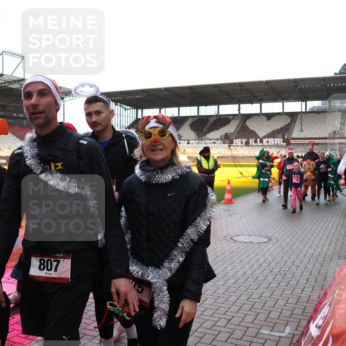 07.12.2025 - St. Pauli X-Mass-Run No. 15 Luisa Fischer http://msf.ph/oto/9390244 07.12.2025 12:11:55 Ziel 807, 2393, 2394, 3758, 3974, 3979, 4163, 4165, 4166, 4167, 4168, 4180, 4188, 4268, 4270, 4278, 4279, 4398, 4400, 4714 meine-sportfotos.de