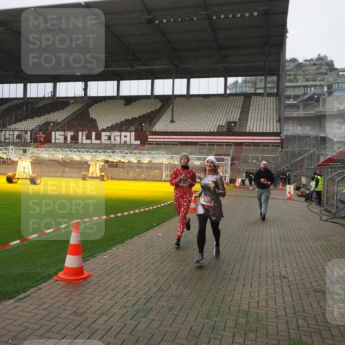07.12.2025 - St. Pauli X-Mass-Run No. 15 Fabian Wolf http://msf.ph/oto/9390245 07.12.2025 10:23:22 Ziel 2508, 2511, 3052, 3078, 3079, 4005, 4141, 4458 meine-sportfotos.de