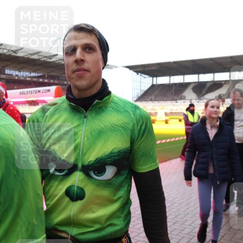 07.12.2025 - St. Pauli X-Mass-Run No. 15 Luisa Fischer http://msf.ph/oto/9390254 07.12.2025 12:12:13 Ziel 1452, 2393, 2394, 3758, 3974, 3979, 4163, 4165, 4166, 4167, 4168, 4180, 4188, 4268, 4270, 4278, 4279, 4288, 4289, 4308, 4714 meine-sportfotos.de