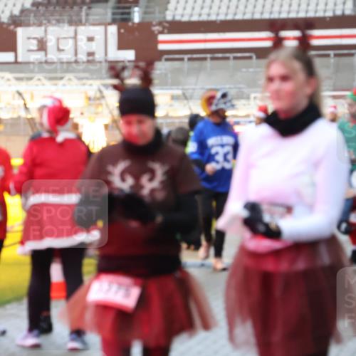 07.12.2025 - St. Pauli X-Mass-Run No. 15 Luisa Fischer http://msf.ph/oto/9390264 07.12.2025 12:12:24 Ziel 33, 1033, 1452, 3974, 3979, 4163, 4165, 4166, 4167, 4168, 4268, 4270, 4278, 4279, 4288, 4289, 4308, 4714 meine-sportfotos.de