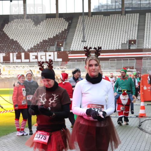 07.12.2025 - St. Pauli X-Mass-Run No. 15 Luisa Fischer http://msf.ph/oto/9390273 07.12.2025 12:12:27 Ziel 4315, 431, 5, 276, 208, 15, 3375, 1033, 1452, 3974, 3979, 4163, 4165, 4166, 4167, 4168, 4268, 4270, 4278, 4279, 4288, 4289, 4308, 4714 meine-sportfotos.de