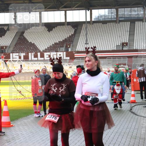 07.12.2025 - St. Pauli X-Mass-Run No. 15 Luisa Fischer http://msf.ph/oto/9390274 07.12.2025 12:12:28 Ziel 1, 431, 15, 3375, 15, 208, 1033, 1452, 3974, 3979, 4163, 4165, 4166, 4167, 4168, 4268, 4270, 4278, 4279, 4288, 4289, 4308, 4714 meine-sportfotos.de