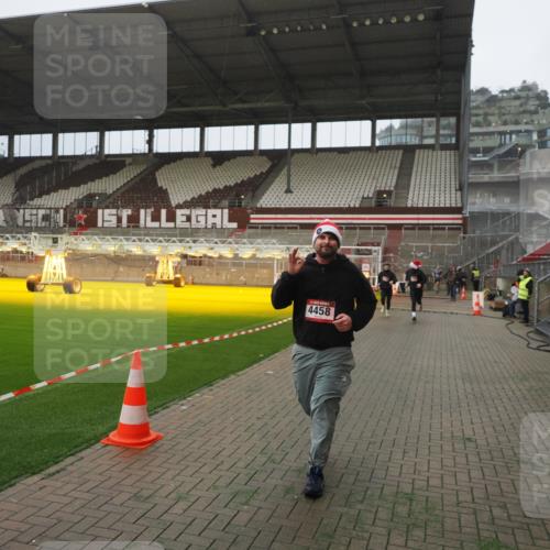 07.12.2025 - St. Pauli X-Mass-Run No. 15 Fabian Wolf http://msf.ph/oto/9390276 07.12.2025 10:23:25 Ziel 2508, 2511, 3052, 3078, 3079, 4005, 4141, 4145, 4458, 4549 meine-sportfotos.de