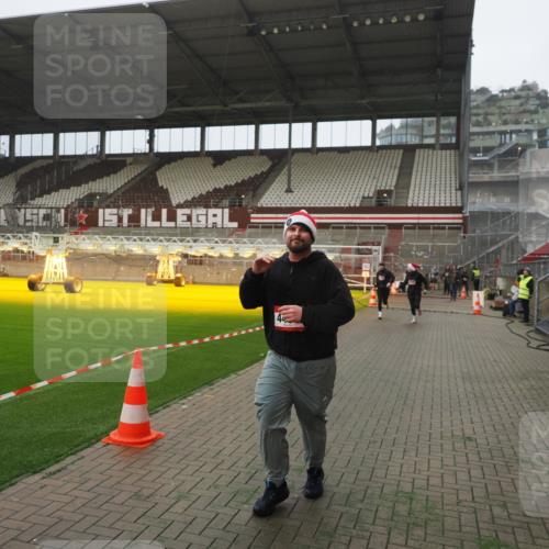 07.12.2025 - St. Pauli X-Mass-Run No. 15 Fabian Wolf http://msf.ph/oto/9390279 07.12.2025 10:23:26 Ziel 2508, 2511, 3052, 4005, 4141, 4145, 4458, 4549 meine-sportfotos.de