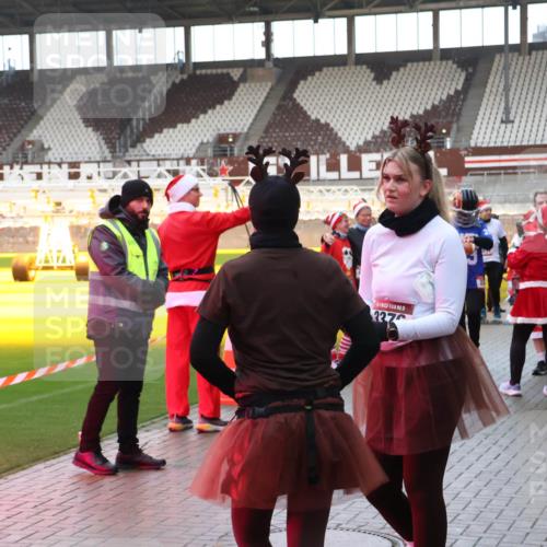 07.12.2025 - St. Pauli X-Mass-Run No. 15 Luisa Fischer http://msf.ph/oto/9390285 07.12.2025 12:12:31 Ziel 337, 1849, 1033, 1452, 3974, 3977, 3978, 3979, 4163, 4165, 4166, 4167, 4168, 4268, 4270, 4278, 4279, 4288, 4289, 4308, 4714 meine-sportfotos.de
