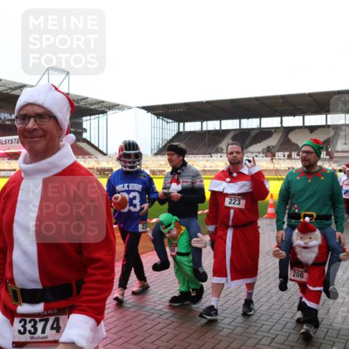 07.12.2025 - St. Pauli X-Mass-Run No. 15 Luisa Fischer http://msf.ph/oto/9390302 07.12.2025 12:12:42 Ziel 3374, 03, 224, 145, 223, 208, 1033, 1452, 3972, 3974, 3977, 3978, 3979, 4288, 4289, 4308 meine-sportfotos.de