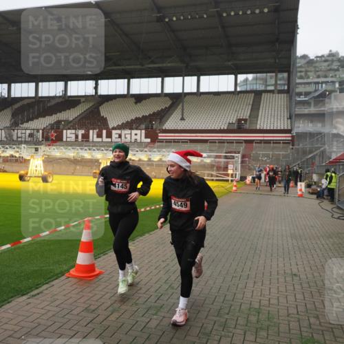 07.12.2025 - St. Pauli X-Mass-Run No. 15 Fabian Wolf http://msf.ph/oto/9390304 07.12.2025 10:23:29 Ziel 638, 3644, 3649, 4005, 4141, 4145, 4458, 4549 meine-sportfotos.de