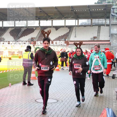 07.12.2025 - St. Pauli X-Mass-Run No. 15 Luisa Fischer http://msf.ph/oto/9390314 07.12.2025 12:12:57 Ziel 4836, 2394, 2393, 4714, 1033, 1500, 1503, 3972, 3977, 3978 meine-sportfotos.de