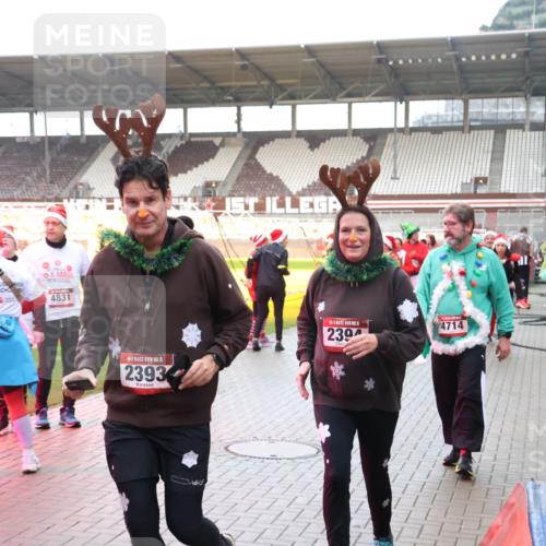 07.12.2025 - St. Pauli X-Mass-Run No. 15 Luisa Fischer http://msf.ph/oto/9390320 07.12.2025 12:12:59 Ziel 3, 208, 4831, 15, 2393, 5, 4714, 239, 1033, 1500, 1503, 3972, 3977, 3978 meine-sportfotos.de