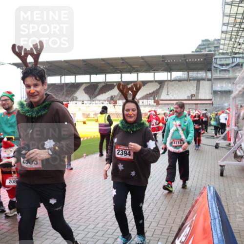 07.12.2025 - St. Pauli X-Mass-Run No. 15 Luisa Fischer http://msf.ph/oto/9390322 07.12.2025 12:12:59 Ziel 223, 208, 2394, 4714, 4, 1033, 1500, 1503, 3972, 3977, 3978 meine-sportfotos.de