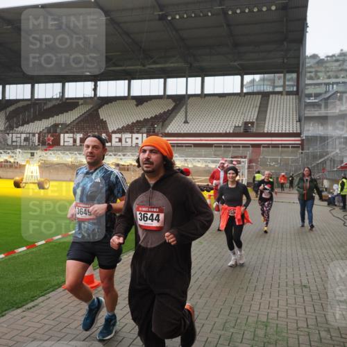 07.12.2025 - St. Pauli X-Mass-Run No. 15 Fabian Wolf http://msf.ph/oto/9390323 07.12.2025 10:23:37 Ziel 638, 3539, 3644, 3649, 3887, 3890, 4145, 4549 meine-sportfotos.de