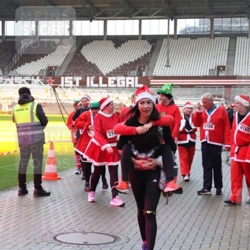 07.12.2025 - St. Pauli X-Mass-Run No. 15 Luisa Fischer http://msf.ph/oto/9390324 07.12.2025 12:13:05 Ziel 31, 374, 4166, 4165, 1033, 1500, 1503, 3972, 3977, 3978 meine-sportfotos.de