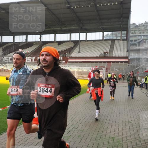 07.12.2025 - St. Pauli X-Mass-Run No. 15 Fabian Wolf http://msf.ph/oto/9390325 07.12.2025 10:23:37 Ziel 638, 3539, 3644, 3649, 3887, 3890, 4145, 4549 meine-sportfotos.de