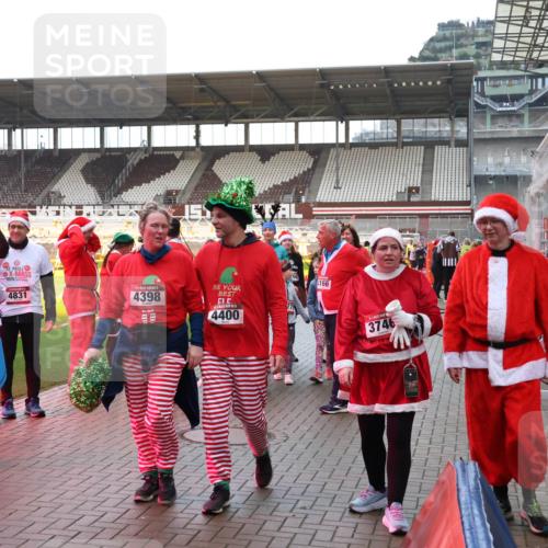 07.12.2025 - St. Pauli X-Mass-Run No. 15 Luisa Fischer http://msf.ph/oto/9390337 07.12.2025 12:13:11 Ziel 4831, 4398, 15, 4400, 166, 3746, 1500, 1503, 3972, 3977, 3978 meine-sportfotos.de