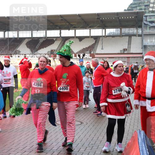 07.12.2025 - St. Pauli X-Mass-Run No. 15 Luisa Fischer http://msf.ph/oto/9390339 07.12.2025 12:13:11 Ziel 4831, 4398, 427, 4400, 3746, 1500, 1503, 3972, 3977, 3978 meine-sportfotos.de