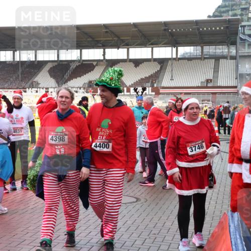 07.12.2025 - St. Pauli X-Mass-Run No. 15 Luisa Fischer http://msf.ph/oto/9390340 07.12.2025 12:13:12 Ziel 4831, 4398, 4400, 1272, 42, 426, 3746, 1500, 1503, 3972, 3977, 3978 meine-sportfotos.de