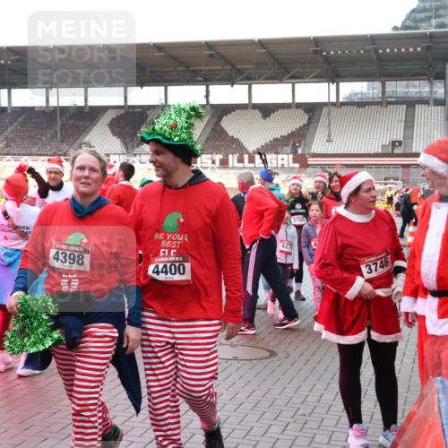 07.12.2025 - St. Pauli X-Mass-Run No. 15 Luisa Fischer http://msf.ph/oto/9390343 07.12.2025 12:13:12 Ziel 15, 4398, 4400, 3760, 427, 3746, 1500, 1503, 3972, 3977, 3978 meine-sportfotos.de