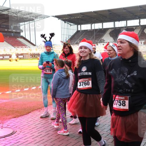 07.12.2025 - St. Pauli X-Mass-Run No. 15 Luisa Fischer http://msf.ph/oto/9390355 07.12.2025 12:13:21 Ziel 4, 4278, 15, 3760, 15, 3758, 455, 463, 466, 1500, 1503, 2543, 3972 meine-sportfotos.de