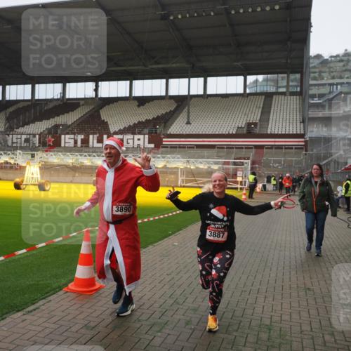 07.12.2025 - St. Pauli X-Mass-Run No. 15 Fabian Wolf http://msf.ph/oto/9390356 07.12.2025 10:23:39 Ziel 638, 1104, 3539, 3644, 3649, 3887, 3890, 4145, 4549 meine-sportfotos.de