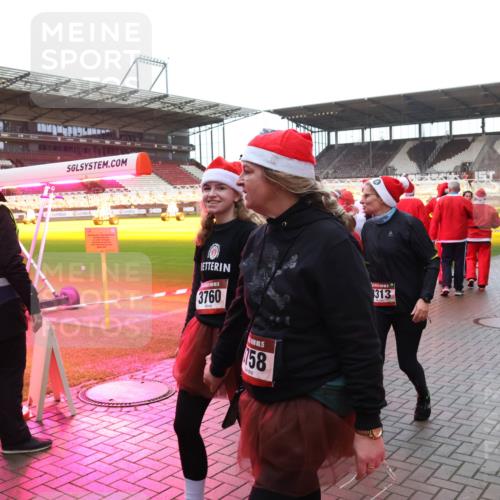 07.12.2025 - St. Pauli X-Mass-Run No. 15 Luisa Fischer http://msf.ph/oto/9390358 07.12.2025 12:13:22 Ziel 3760, 15, 158, 313, 1, 455, 463, 466, 1500, 1503, 2543 meine-sportfotos.de