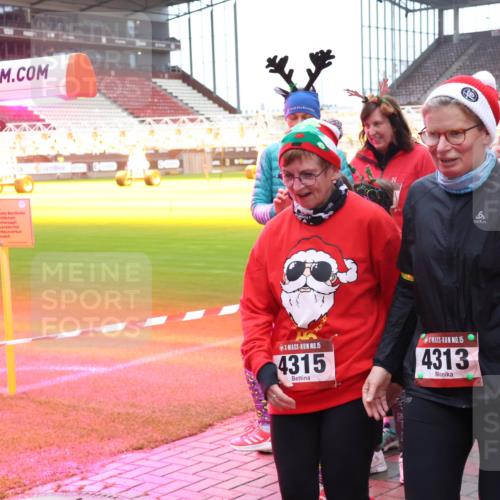 07.12.2025 - St. Pauli X-Mass-Run No. 15 Luisa Fischer http://msf.ph/oto/9390359 07.12.2025 12:13:22 Ziel 15, 4315, 15, 4313, 455, 463, 466, 1500, 1503, 2543 meine-sportfotos.de