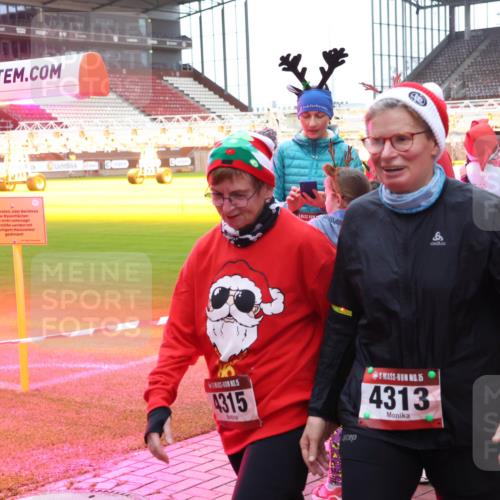 07.12.2025 - St. Pauli X-Mass-Run No. 15 Luisa Fischer http://msf.ph/oto/9390361 07.12.2025 12:13:23 Ziel 4, 4315, 15, 4313, 31, 455, 463, 466, 1500, 1503, 2543 meine-sportfotos.de