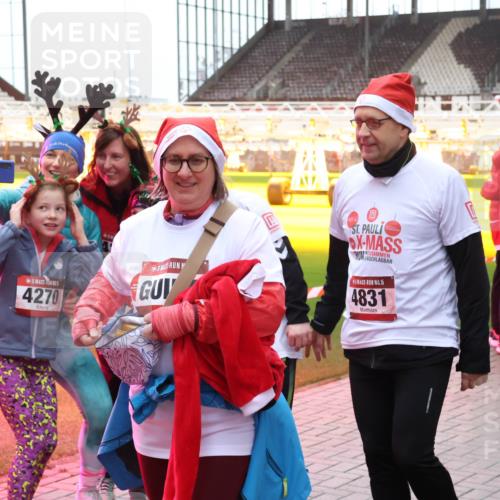 07.12.2025 - St. Pauli X-Mass-Run No. 15 Luisa Fischer http://msf.ph/oto/9390380 07.12.2025 12:13:34 Ziel 4270, 15, 4831, 455, 463, 466, 1500, 1503, 2543, 3645, 4077, 4261, 4713 meine-sportfotos.de
